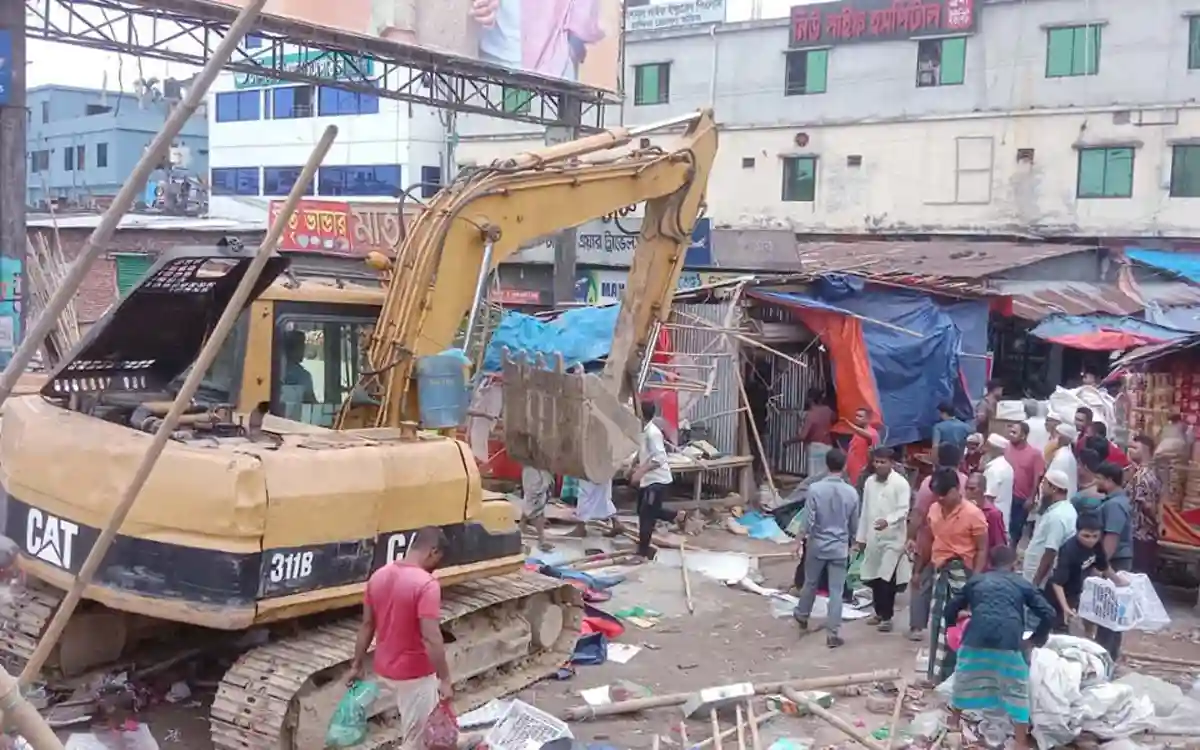 চান্দিনা-বাগুর বাসস্ট্যান্ডে ফের অবৈধ স্থাপনা উচ্ছেদে সওজের অভিযান