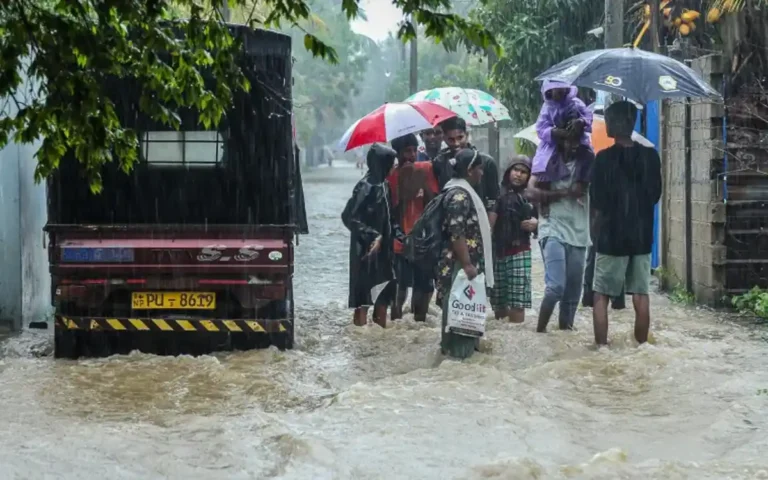 শ্রীলঙ্কায় বন্যায় মৃতের সংখ্যা বেড়ে ১৩২, জরুরি অবস্থা ঘোষণা