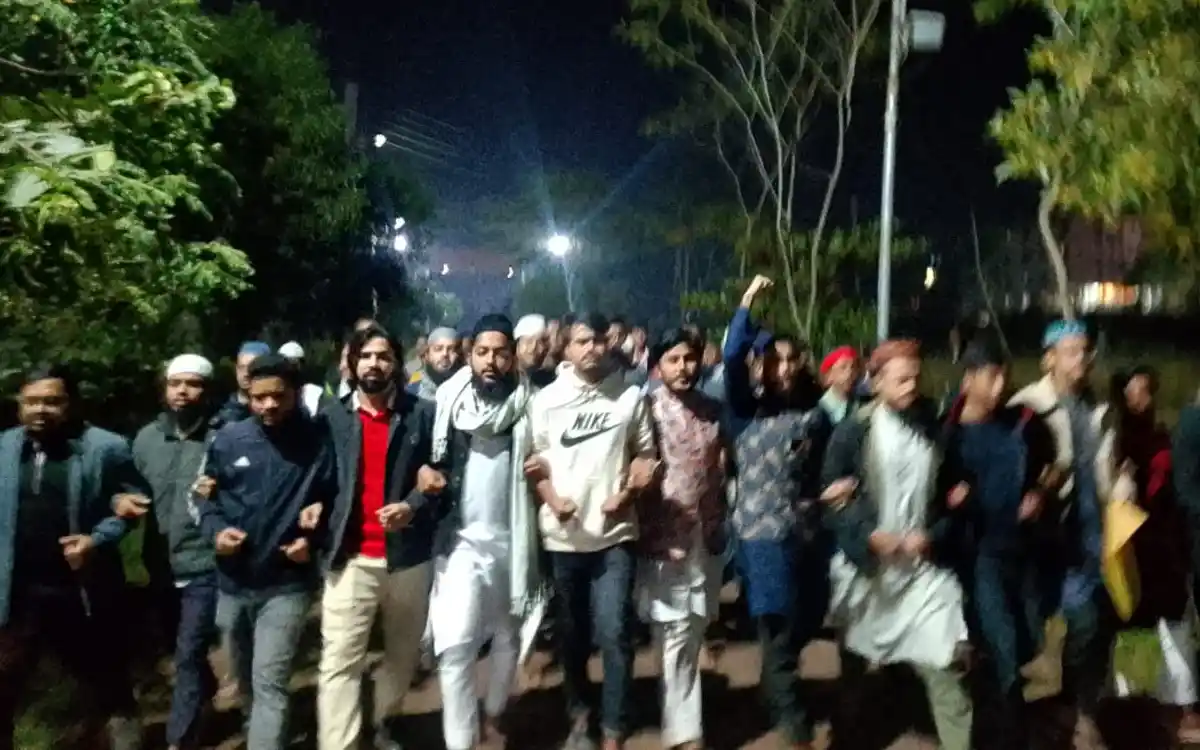 জুলাই যোদ্ধা ওসমান হাদীকে গুলি: বরিশাল বিশ্ববিদ্যালয়ে বিক্ষোভ মিছিল