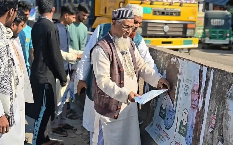 নির্বাচনী আচরণবিধি মেনে নিজেই পোস্টার নামালেন কাজী দ্বীন মোহাম্মদ