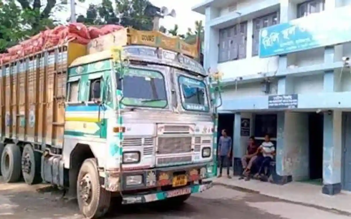 Rising Cumilla - 150 metric tons of onions imported through Hili in two days, market prices are falling