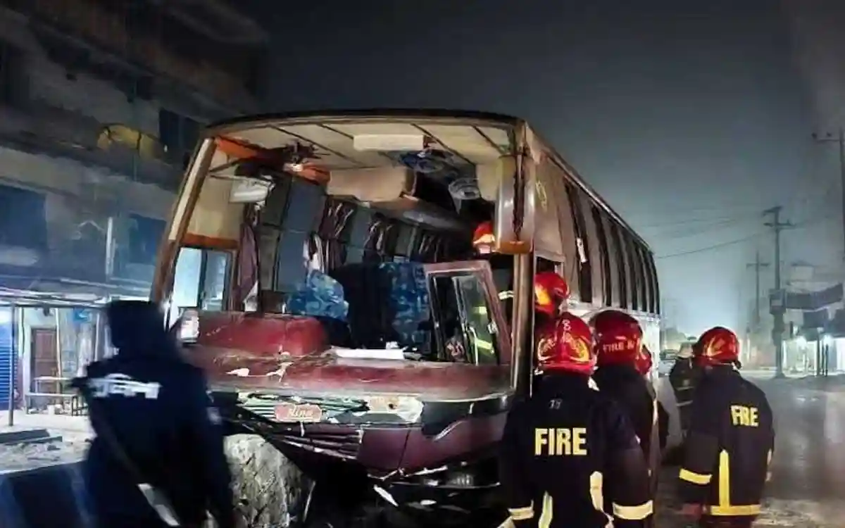 Rising Cumilla - 32 injured in road accident in Comilla on way to Tarique Rahman's reception from Noakhali