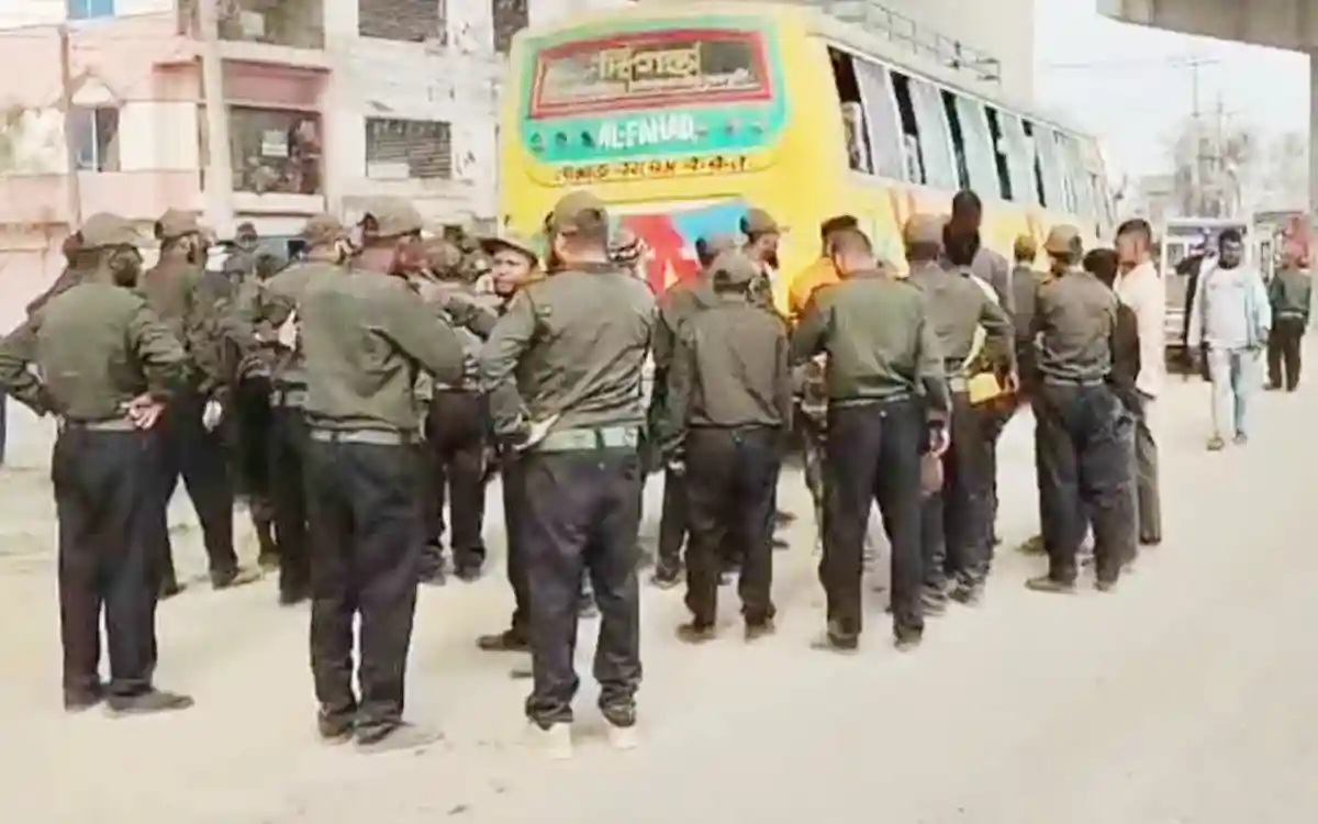 Rising Cumilla - Bus carrying Ansar members crashes in Brahmanbaria, 11 injured