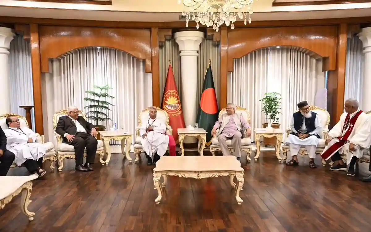 বড়দিন উপলক্ষে ধর্মীয় নেতাদের সঙ্গে প্রধান উপদেষ্টার শুভেচ্ছা বিনিময়