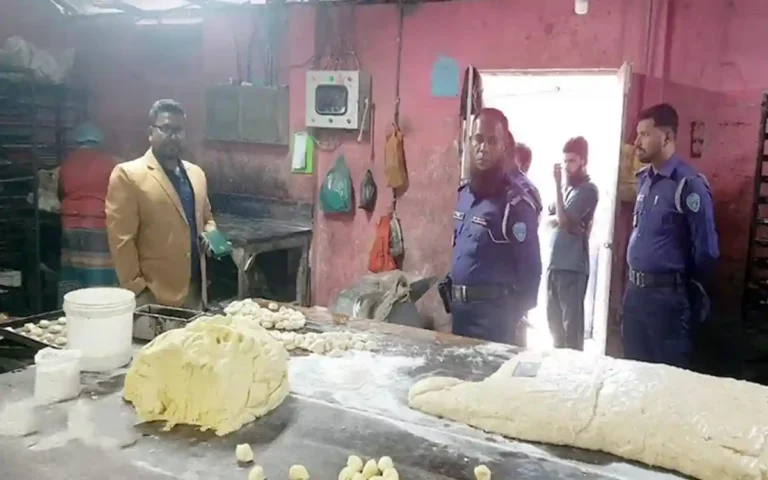 Rising Cumilla - Consumer Affairs Department raids bakery and baby food factory in Comilla