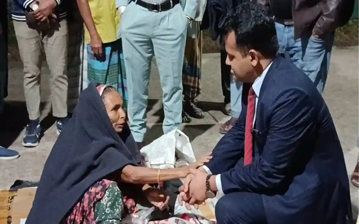 Rising Cumilla - District Commissioner distributes winter clothes among the helpless in Chandpur