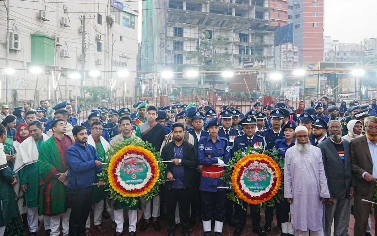 মহান বিজয় দিবসে কুমিল্লায় বীর শহীদদের প্রতি জেলা প্রশাসন ও পুলিশের শ্রদ্ধা নিবেদন