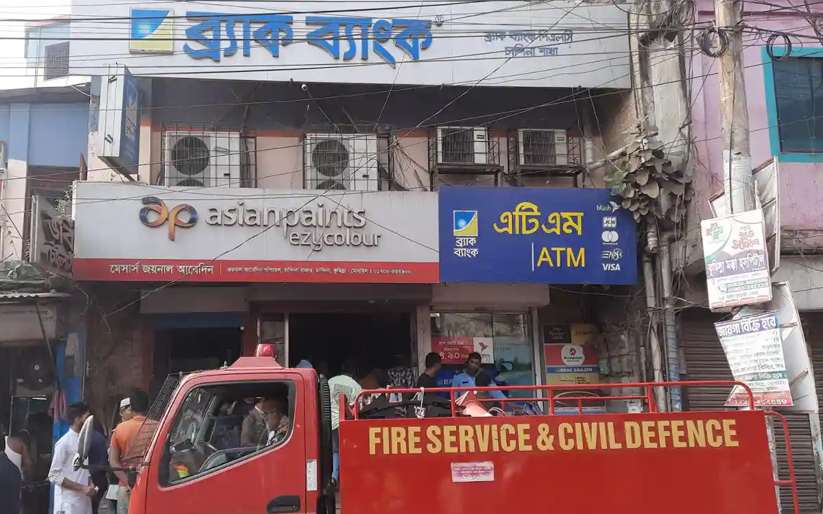 চান্দিনায় বৈদ্যুতিক শর্ট সার্কিট থেকে ব্র্যাক ব্যাংক শাখায় আগুন, ভোগান্তিতে গ্রাহকরা