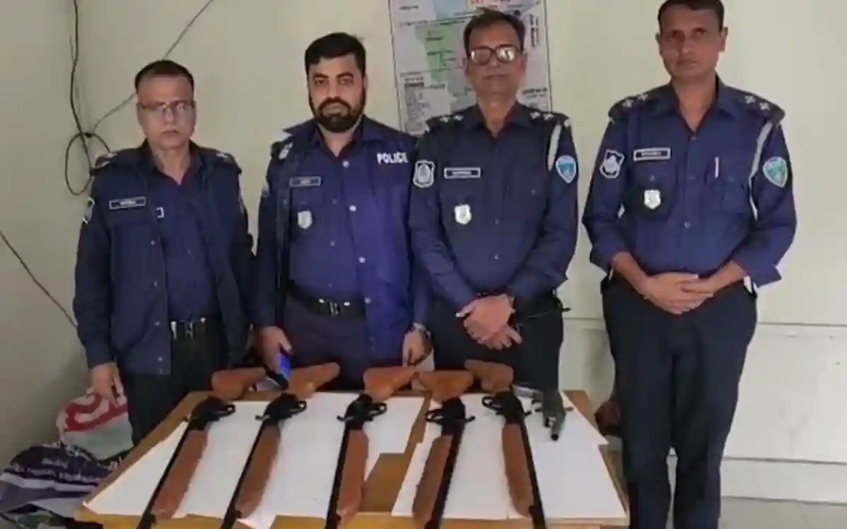 Rising Cumilla - Five rifles and an LG recovered from a graveyard in Chandraganj, Lakshmipur