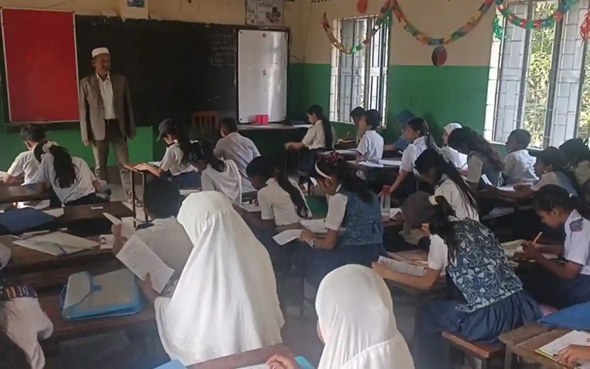 Rising Cumilla - Headmaster takes annual exams for class 4 alone in Lakshmipur