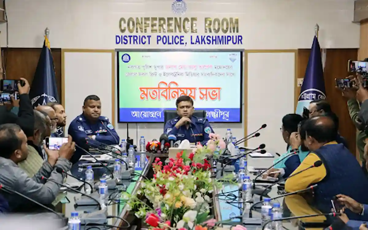 Rising Cumilla - Newly appointed Superintendent of Police in Lakshmipur interacts with journalists.