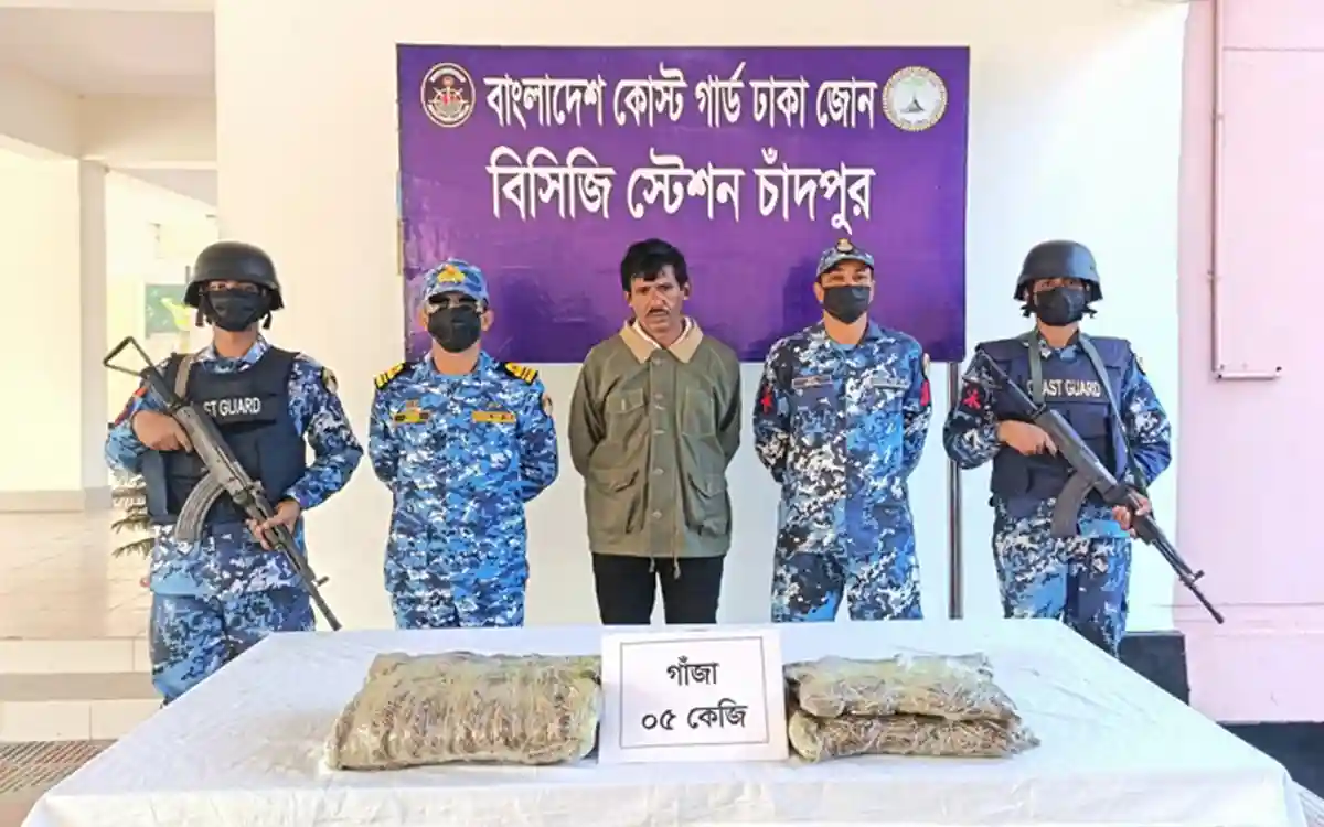 চাঁদপুরে কোস্টগার্ডের অভিযানে মাদকসহ ১জন আটক