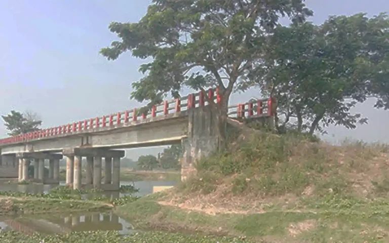 Rising Cumilla - There is no connecting road, the bridge over the Dakatia River in Manoharganj has not been inaugurated in 20 years