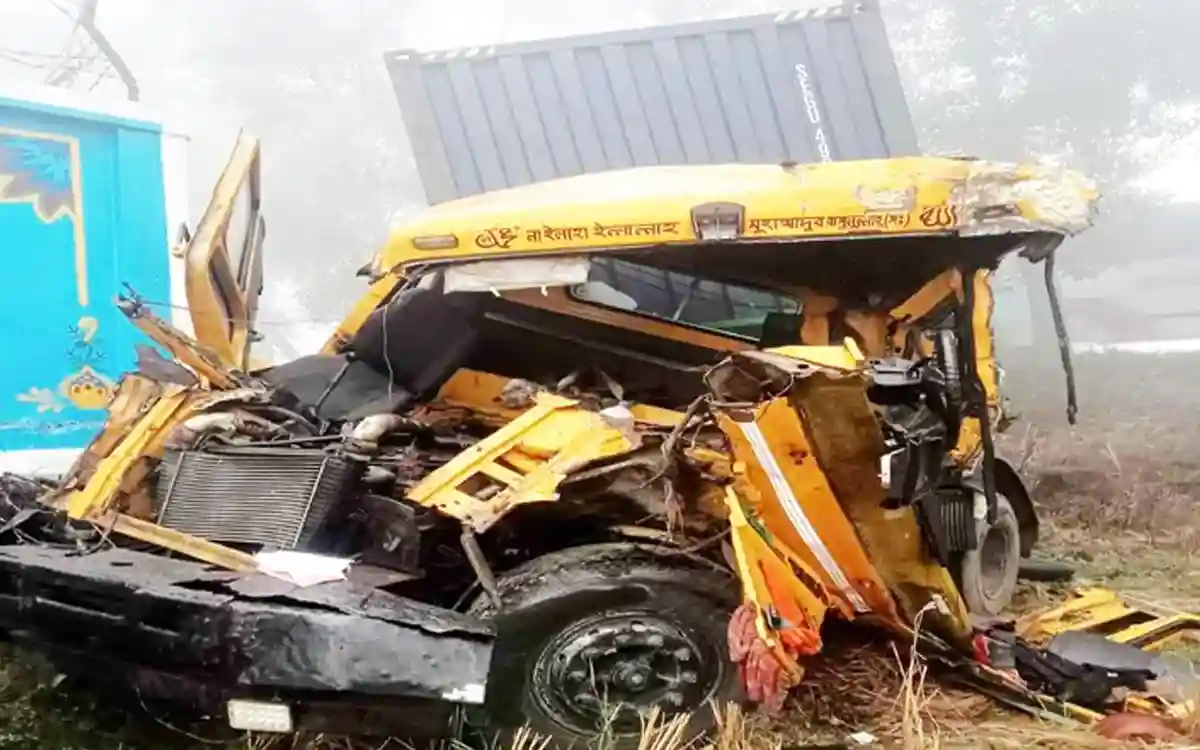 Rising Cumilla - Three people, including driver and assistant, killed in two separate road accidents in Comilla