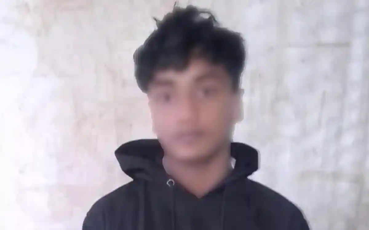 Rising Cumilla - Youth arrested for attacking police with a stick at Chauddagram police station