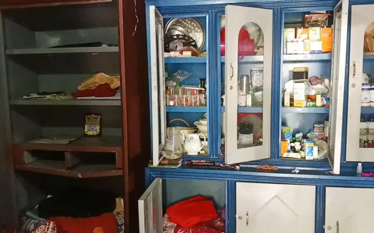 ঘরে থাকা স্টিলের আলমারি ভেঙে নগদ ২ লাখ টাকা, স্বর্ণালঙ্কার ও মোবাইল ফোন লুটে নেয়