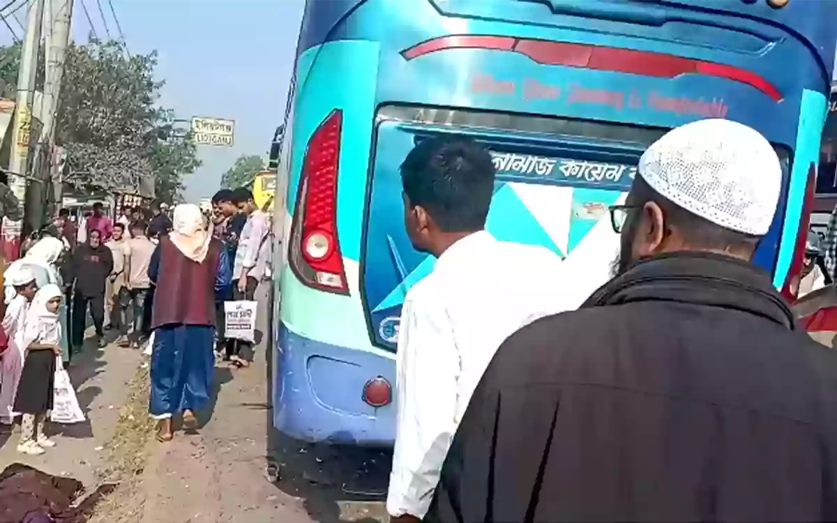 Racing Comilla - Woman, child killed in bus crash in Comilla