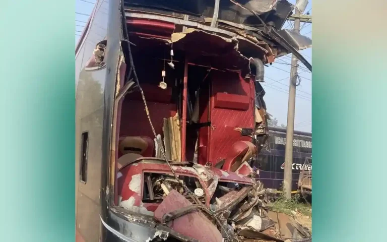 Rising Cumilla - 1 killed, 5 injured as sleeper bus hits truck in Chauddagram on Dhaka-Chittagong highway