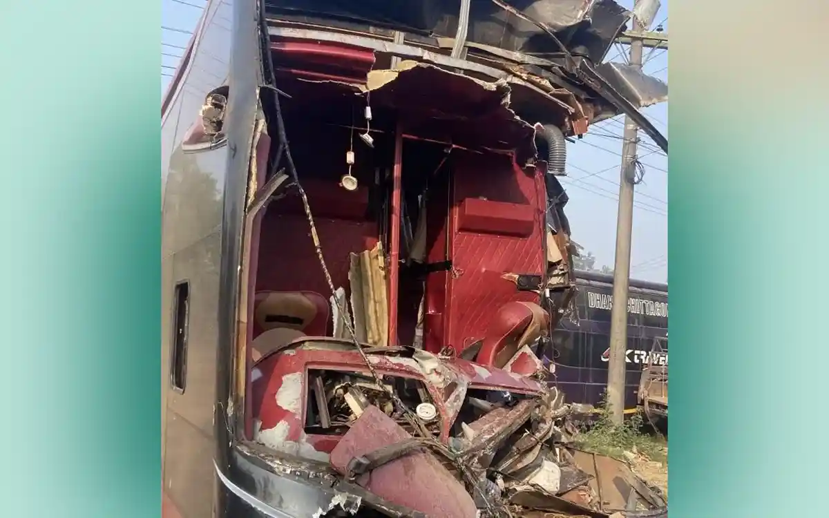 Rising Cumilla - 1 killed, 5 injured as sleeper bus hits truck in Chauddagram on Dhaka-Chittagong highway