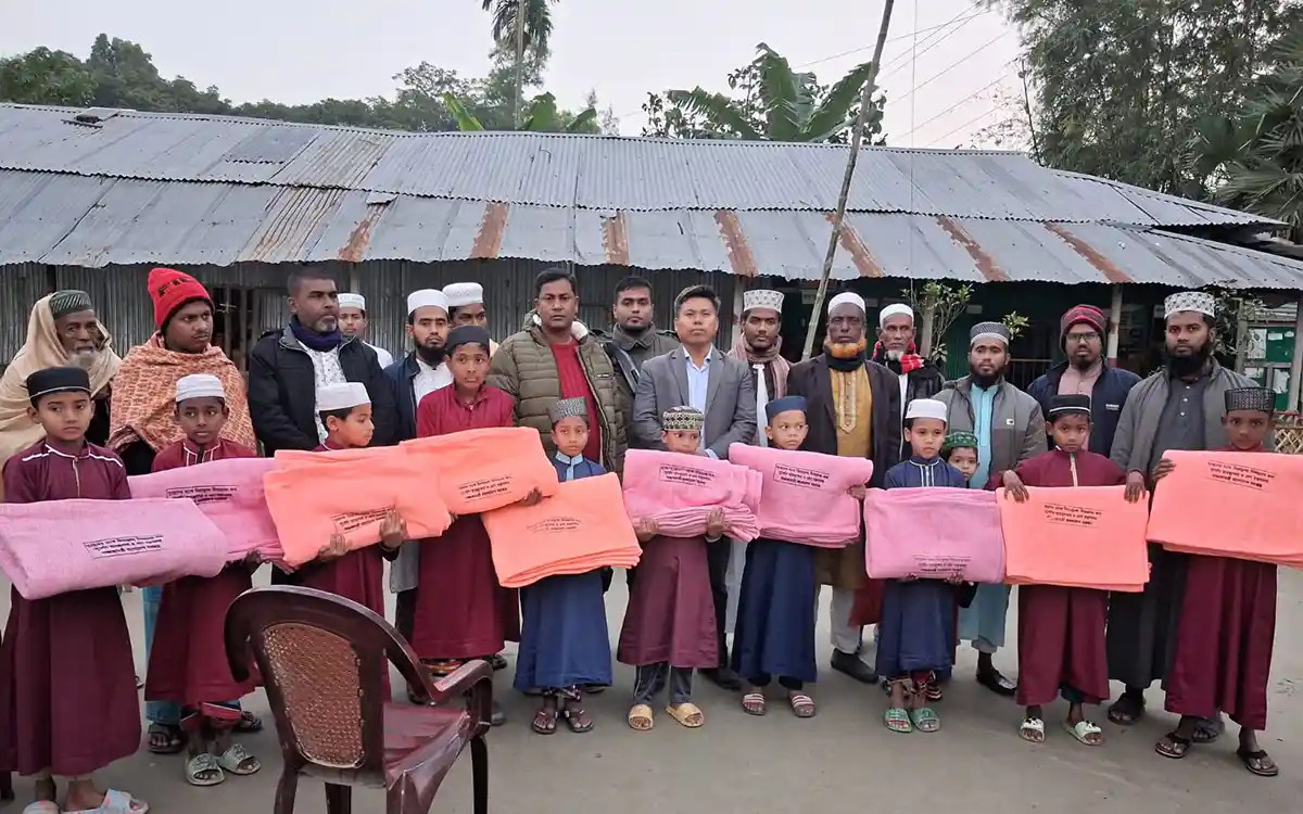 Rising Cumilla - Blanket distribution by the upazila administration in Noakhali