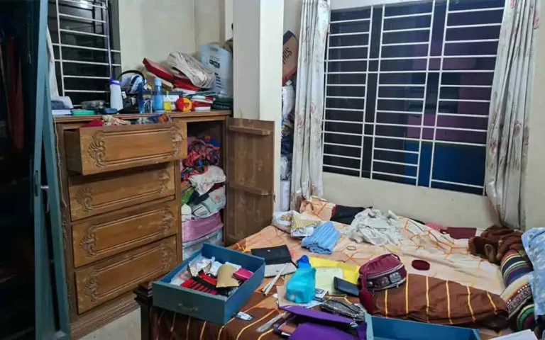 Rising Cumilla - Cash and gold ornaments looted by cutting window grills in broad daylight in Comilla