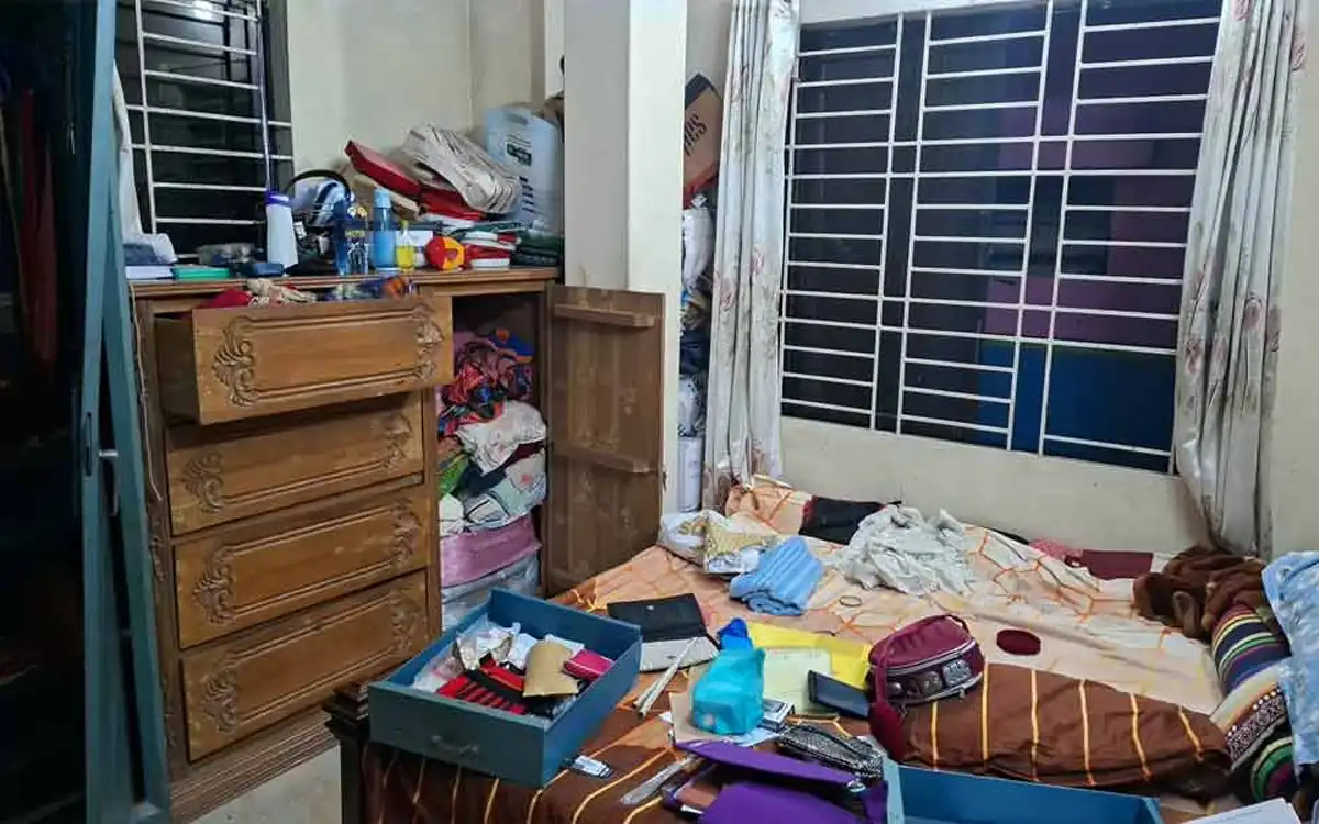 Rising Cumilla - Cash and gold ornaments looted by cutting window grills in broad daylight in Comilla