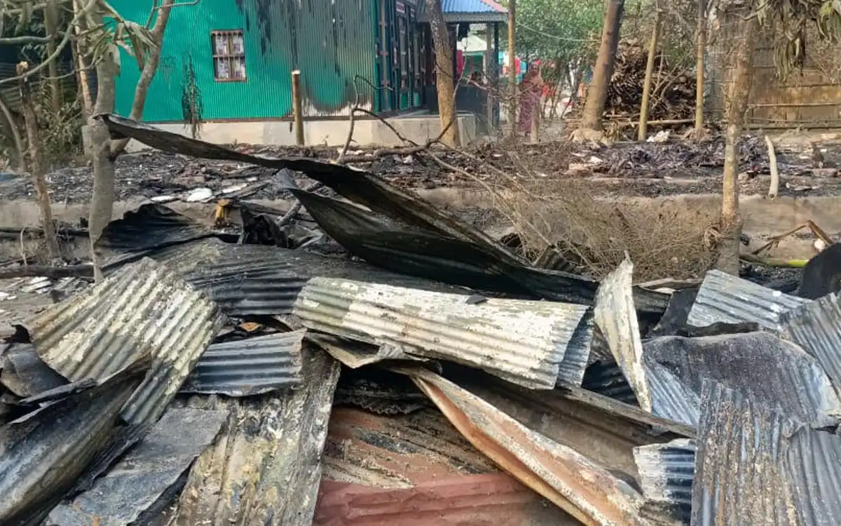 Rising Cumilla - Expatriate's house burnt to ashes in Chandina, destitute family suffers loss of 10-12 lakh taka