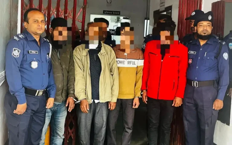 Rising Cumilla - Four people, including the mastermind of an organized online fraud ring, were arrested in a police operation in Chandpur.