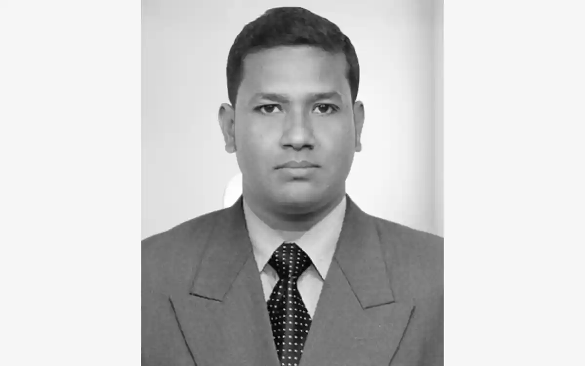 Rising Cumilla - Insurance official dies after being hit by covered van in Noakhali