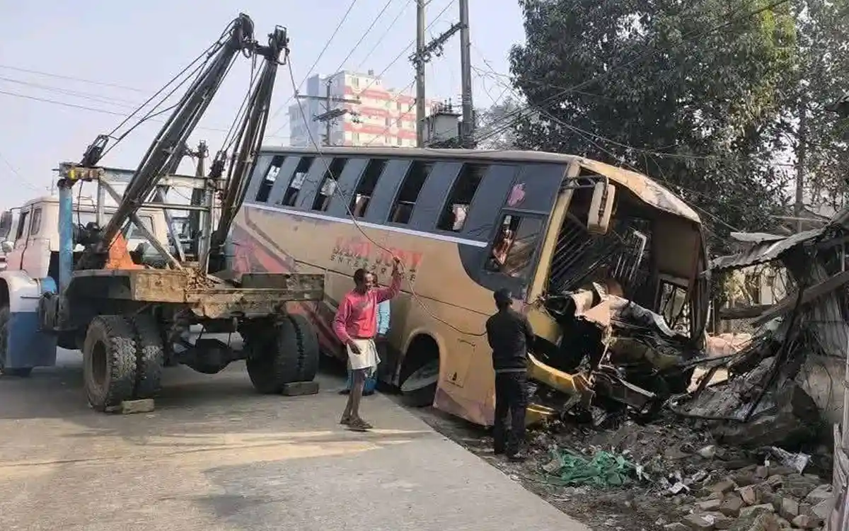 Rising Cumilla - Passenger bus hits village power office in Comilla's Bagmara Bazar, damages it