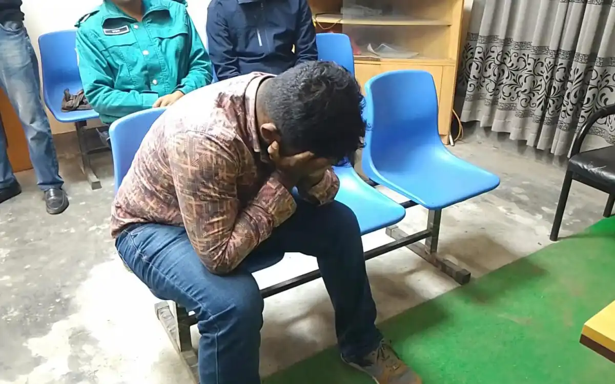 মোবাইল ও পকেট রাউটারসহ রাবির ভর্তি পরীক্ষার্থী আটক, এক মাসের কারাদণ্ড