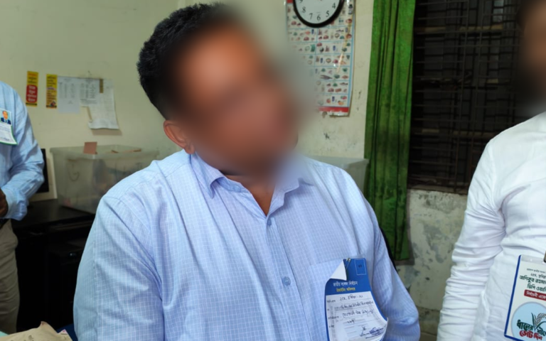 ঘুষ নেয়ার অভিযোগ: ভোট গণনার আগেই এজেন্টদের স্বাক্ষর আদায় 