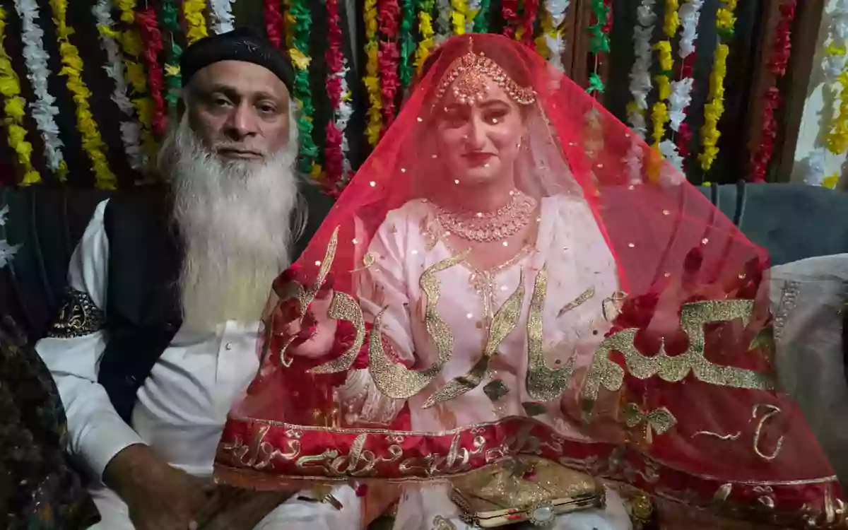 Rising Cumilla - 70-year-old hakim marries young woman in Pakistan, says, 'You only need to be young at heart, age doesn't matter'