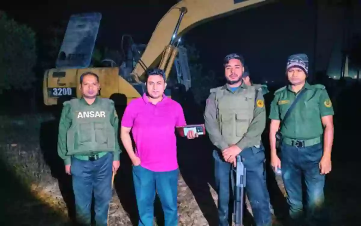 Rising Cumilla - Administration raids late at night in Comilla Sadar South, 3 vehicles seized for cutting soil