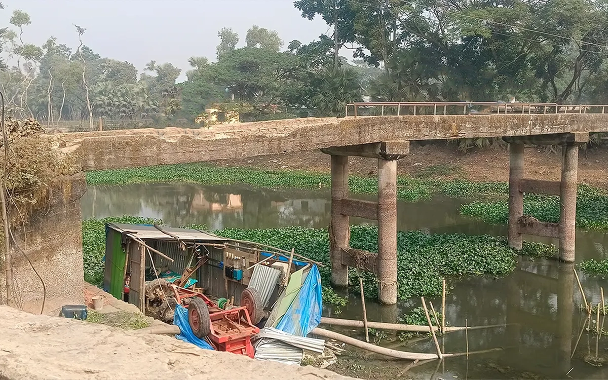 Rising Cumilla - Amtali-Keshtala Bridge in Manoharganj is like a death trap, thousands of people in panic