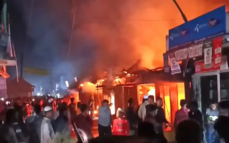 Rising Cumilla - Businesses burnt down in gas cylinder explosion in Lakshmipur