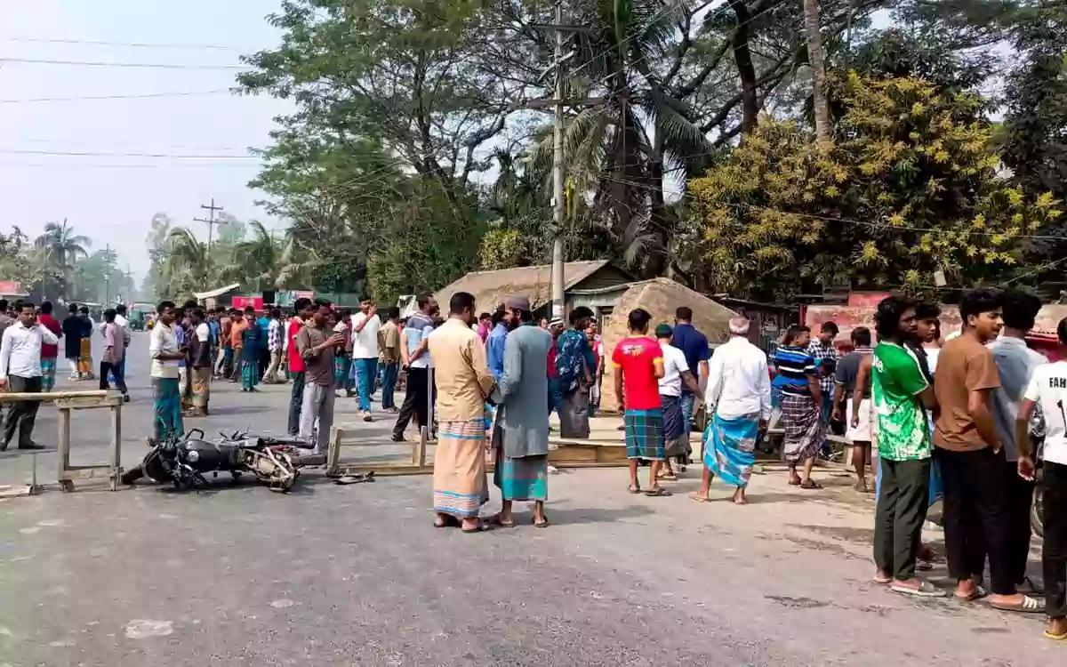 Rising Cumilla - Businessman killed, 2 injured after being hit by oil tanker in Noakhali