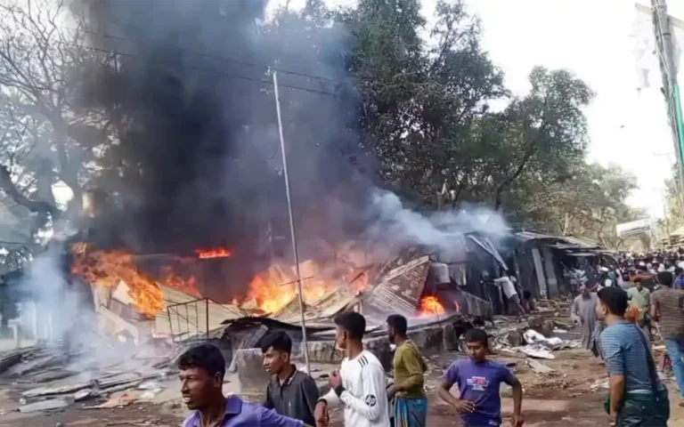 Rising Cumilla - Gas cylinder explosion in Noakhali burns down 8 shops
