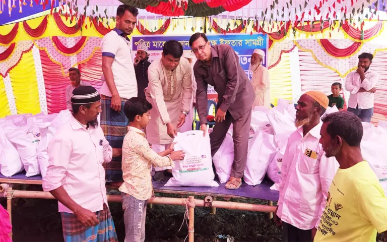 Rising Cumilla - Iftar items distributed among hundreds of people in Nasirnagar, Brahmanbaria, on the initiative of an expatriate