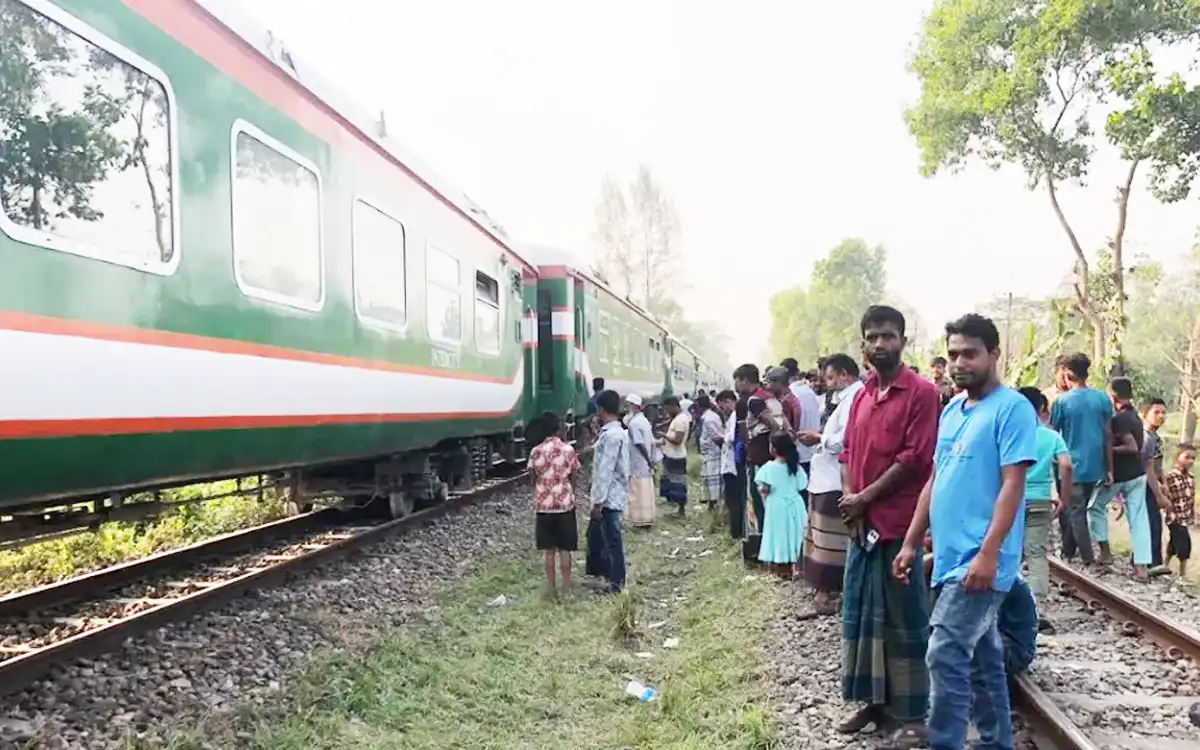 Rising Cumilla - Mahanagar Express coach derails in Nangalkot, Comilla, Dhaka-bound train services suspended