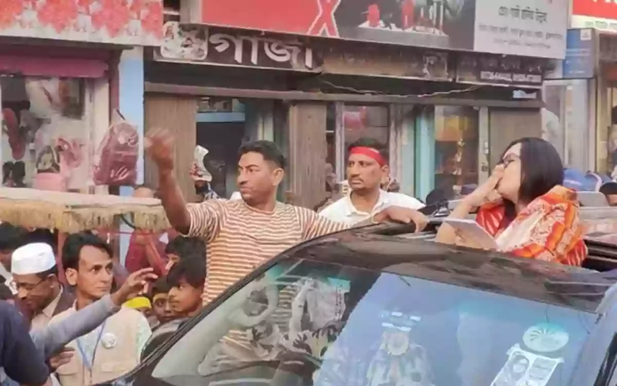 ভোটারদের উড়ন্ত চুমু দিলেন রুমিন ফারহানা