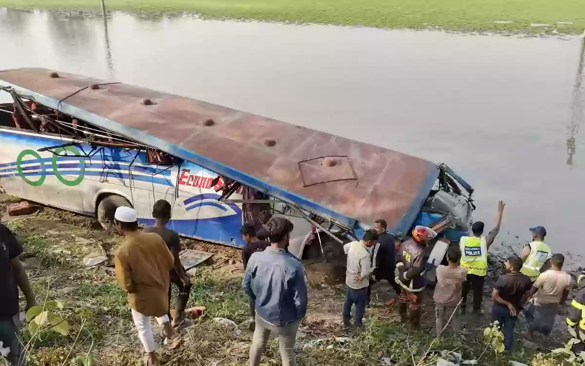 Rising Cumilla - Two killed as bus hits auto-rickshaw in Daudkandi, Comilla