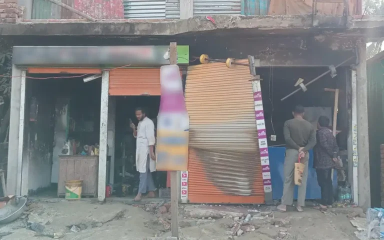 Rising Cumilla - Two shops burnt to ashes in Nabinagar, shop owners disappointed over shattered dreams