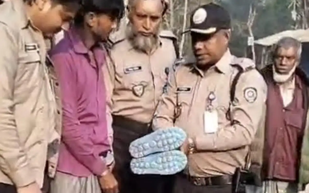 প্লাস্টিকের জুতার ভেতরে ইয়াবা পাচার, ২৯৭০ পিসসহ গ্রেপ্তার ১