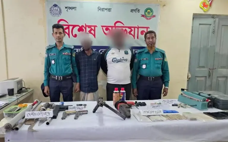 চট্রগ্রামে শীর্ষ সন্ত্রাসী বড় সাজ্জাদের ২ অনুসারী দেশি-বিদেশি অস্ত্র ও ইয়াবাসহ গ্রেপ্তার