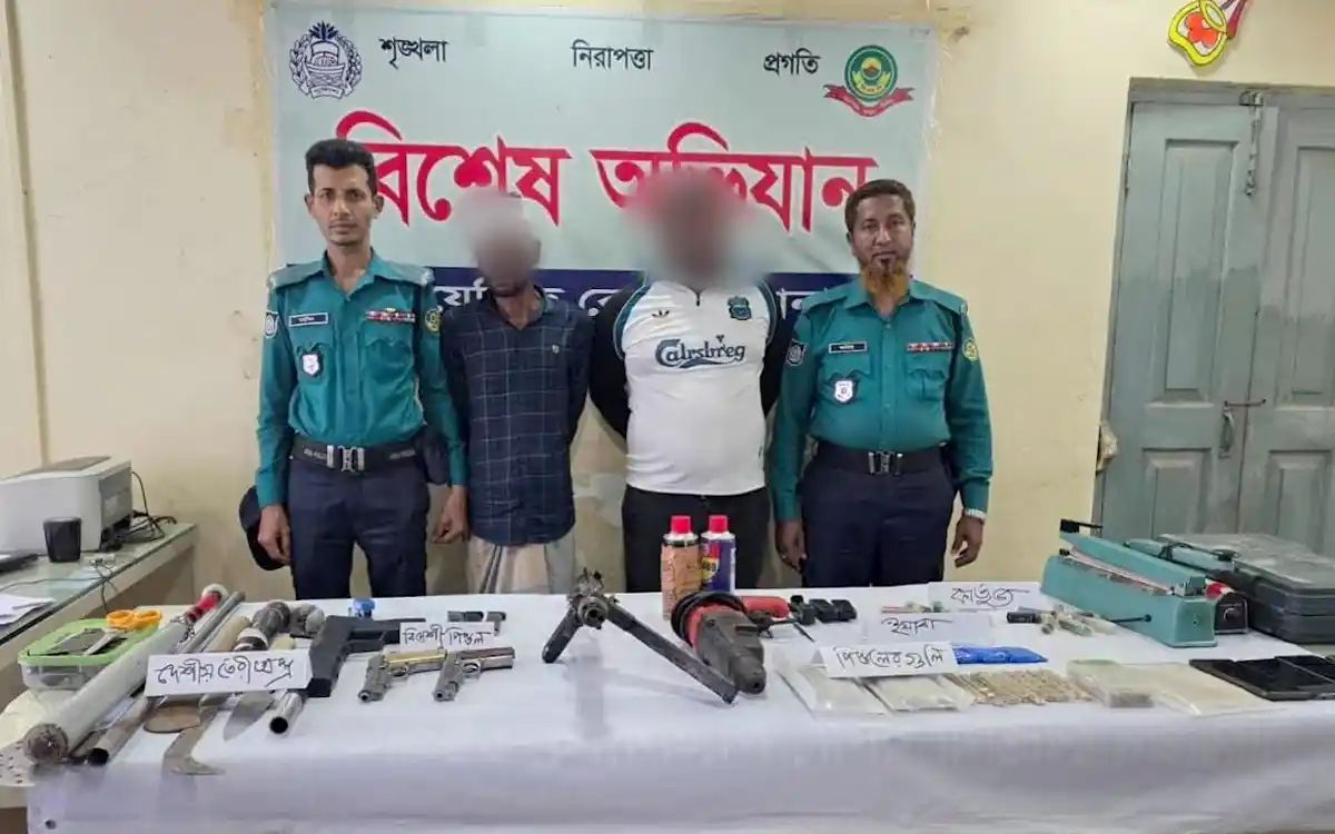 চট্রগ্রামে শীর্ষ সন্ত্রাসী বড় সাজ্জাদের ২ অনুসারী দেশি-বিদেশি অস্ত্র ও ইয়াবাসহ গ্রেপ্তার