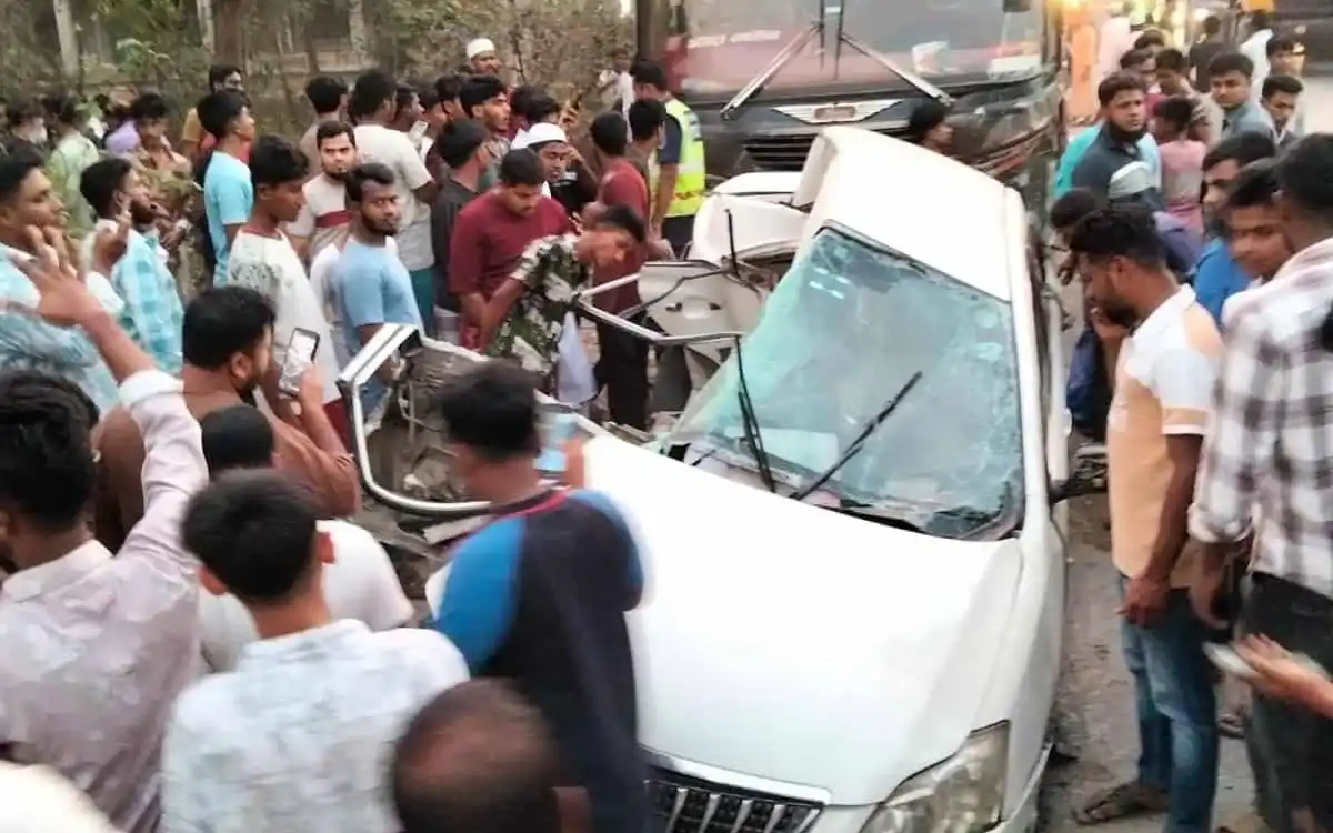 কুমিল্লার কালাকচুয়া এলাকায় বাসের চাপায় একই পরিবারের ৪ জনসহ নিহত ৫