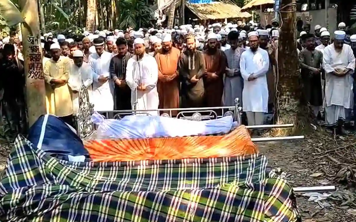 একই কবরস্থানে চারজনের দাফন, সড়কে নিভে গেল মুফতি মমিনের পরিবার