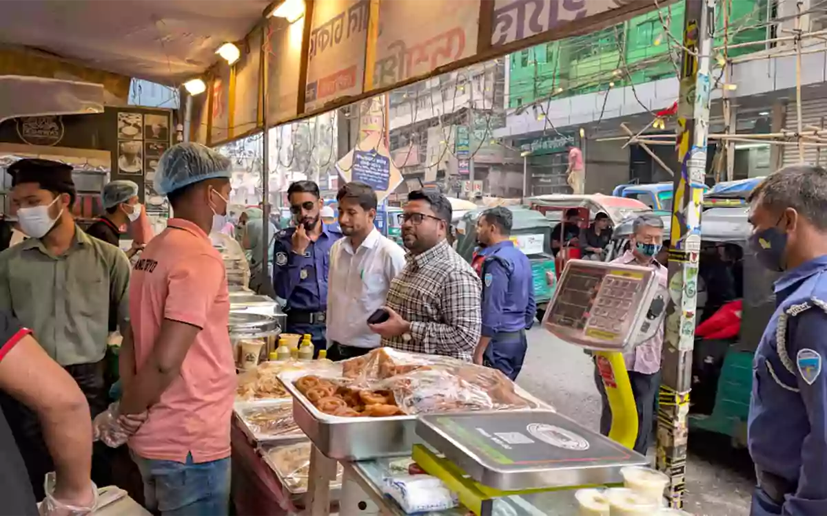 Rsising Cumilla -3 hotels fined in Comilla consumer rights campaign for preparing Iftar with burnt oil