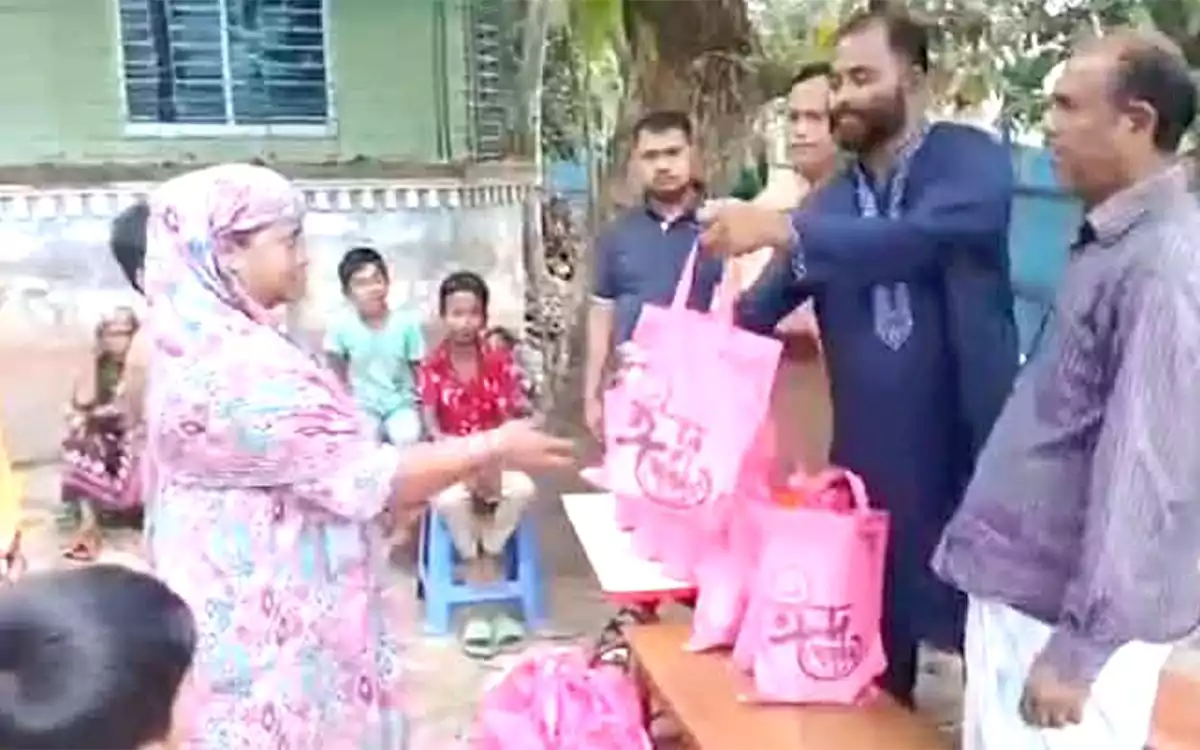 Rising Comilla - Eid Gifts Distributed By Expatriates In Nabinagar, Brahmanbaria